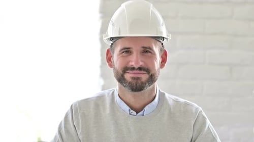 Porträt eines erfolgreichen jungen Ingenieurs, der in die Kamera läch