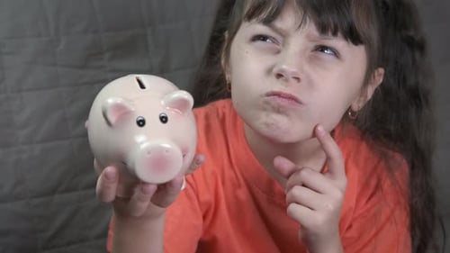 Fille économise des finances.