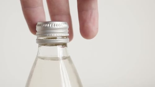 Botella de agua de vidrio que se cierra con los dedos Vídeo