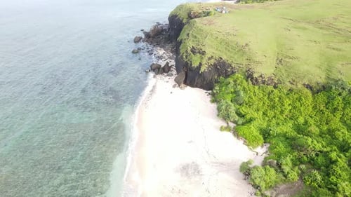 Tropischer Strand mit weißem Sand