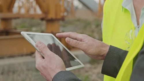 Nahaufnahme eines nicht wiederzuerkennenden Site Supervisors mit Tablet
