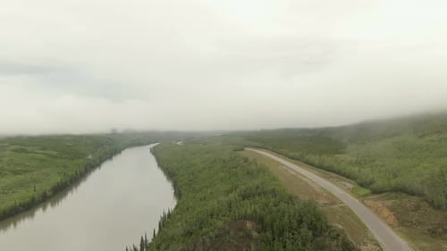 Bela vista do rio sinuoso ao lado da estrada panorâmica