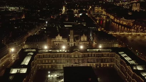 Avante voa acima dos edifícios históricos do Louvre na orla do rio Sena