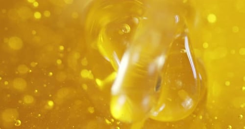 O mel fresco está caindo. Plano de fundo macro.