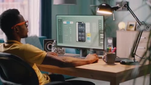 Desarrollador negro que trabaja desde casa