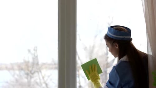 Fenster zum Abwischen des Hausmädchens