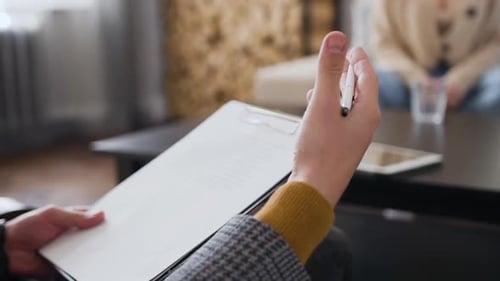 Main d'homme qui tient le dossier avec des notes et fait des mouvements explicatifs