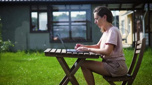 Une femme indépendante travaille depuis la maison de campagne