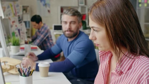 Femme de travail discutant avec un collègue