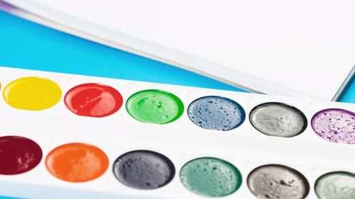 Die Schulsachen für den ersten September sind auf einem pastellblauen Hintergrund