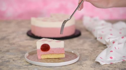 Ein Stück köstlicher Erdbeer-Mousse-Kuchen. Moderner Nachtisch.