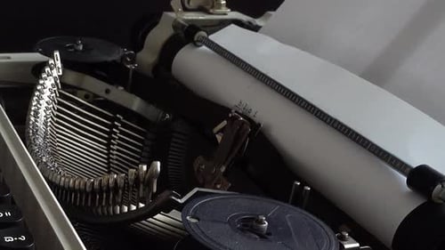 La saisie sur une machine à écrire rétro.