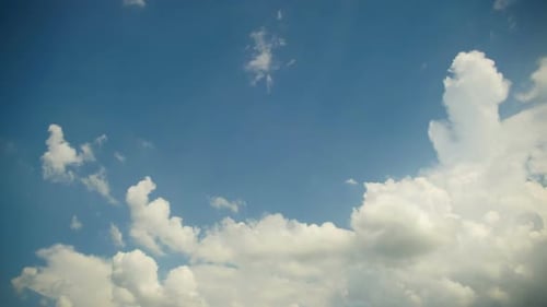 Wolken bewegen sich am blauen Himmel. Zeitraffer