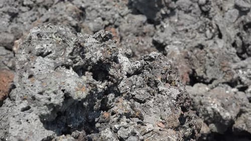 Schwammige poröse gebrochene Basaltsteine