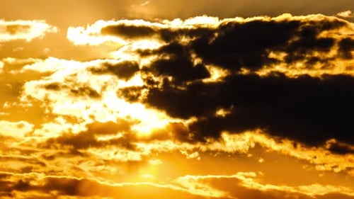 Dramatisch Sonnenuntergang mit Sonnenstrahlen am Himmel durch orange geschichtete Wolken Zeitraffer