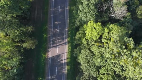 Mit fahrenden Fahrzeugen zwischen dritt die Straße entlang fliegen