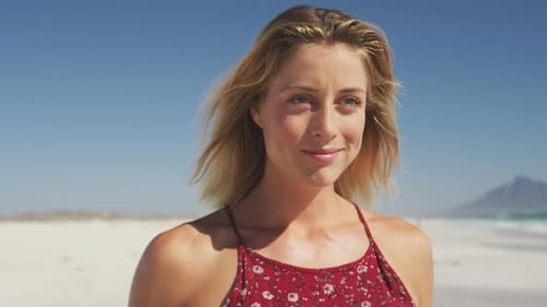 Mujer caucásica sonriendo en la playa