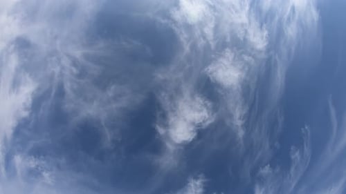 Blauer Himmel mit weißen Wolken