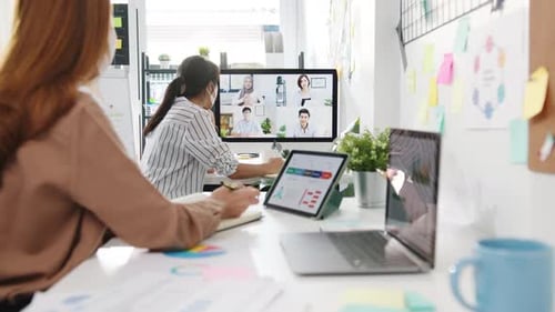 Empresários usando laptop conversam com colegas discutindo em videochamada, reunião no escritório