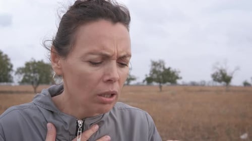 Frau leidet unter schwerem Atmen