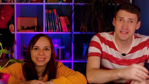 Los blogueros de vídeo graban vídeos para su blog de vídeo