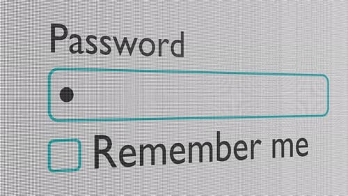 Eingabe des Passworts auf dem Computer. Bewährung.