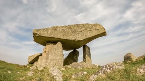 Le Dolmen de Kilclooney est un monument néolithique datant de 4000 à 3000 avant JC entre Ardara
