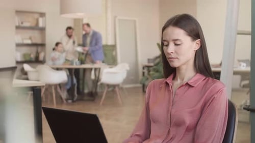 Jolie femme travaillant dans un espace de coworking