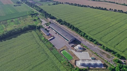 Farm- und Bauernhof-Gebäude in ländlicher Landschaft