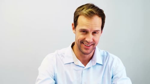 Porträt eines glücklichen Zahnarztes am Schreibtisch
