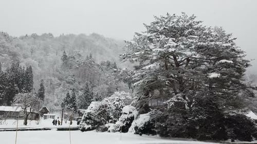 Schneefall im Heimatdorf