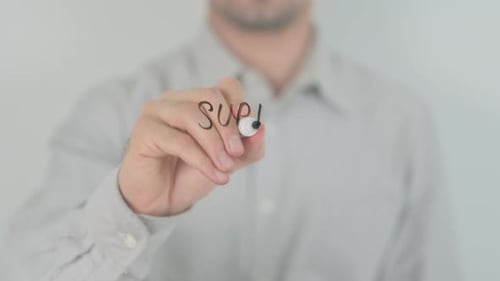 Support Services, die mit der Hand auf den Bildschirm schreiben