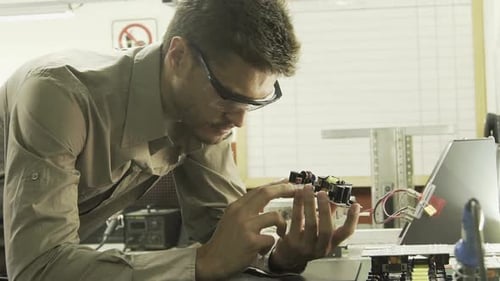 Elektroingenieur untersucht Leiterplatte