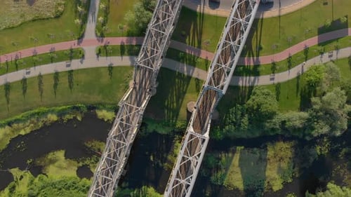 Eisenbahn mit Stahlbrücke