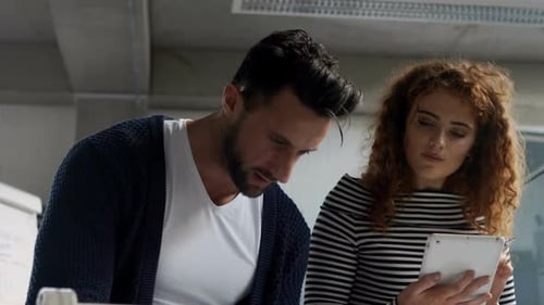 Colleagues working together 4k