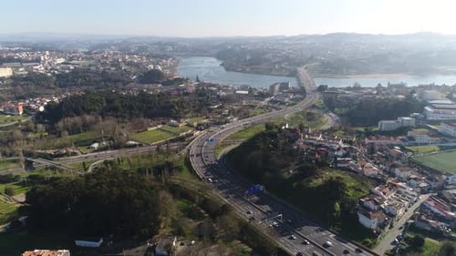 Vue aérienne du contournement achalandé et du périphérique à l'entrée de la ville. Les voitures et les bus entrent dans la circulation