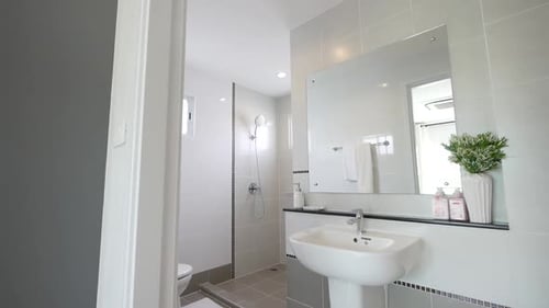 Moderne und stilvolle, saubere Badezimmer- und WC-Dekoration mit dem schönen Artikel