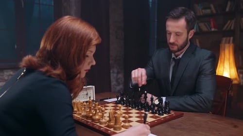 Zwei Spieler spielen Schach