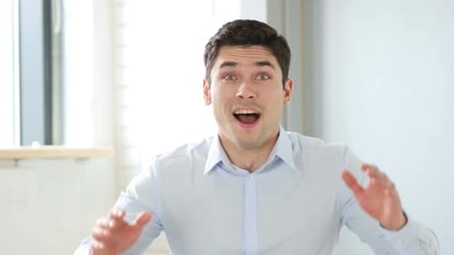 Erfolgreiche Geschäftsmann feiert Sieg