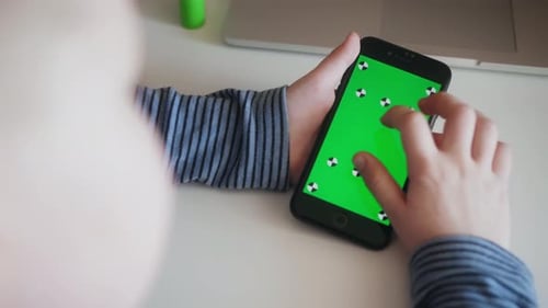 Nahaufnahme der Hand eines Jungen mit Smartphone