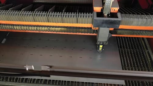 Die Lasermaschine schneidet ein Blech