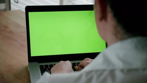 Weibliche Hände der Geschäftsfrau Professionelle Benutzerarbeiterin mit Tippen auf Laptop-Notebook-Tastatur sitzen