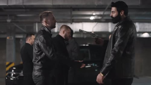 Gangster schlagen Waffen auf isoliertem Parkplatz