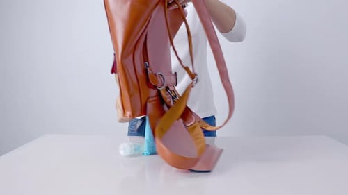 Saca el gel de alcohol de la bolsa para limpiarte las manos.