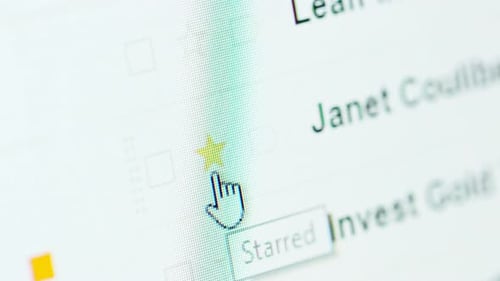 Makroaufnahme des Surfens im E-Mail-Posteingang auf einem Computerbildschirm