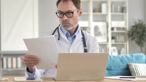 Docteur principal lisant des documents médicaux