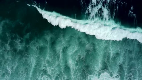 Olas oceánicas espumosas abstractas de arriba hacia abajo