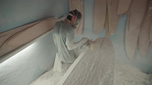 Worker Polishing Surfboard Blank mit automatischem Polierer