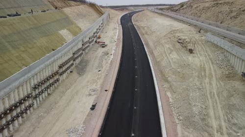 Arbeiter verstärken den Hang über der neuen Straße