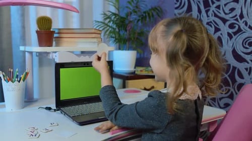 Educação remota on-line para crianças, aula de e-learning para crianças, aluna, fazendo lição de casa